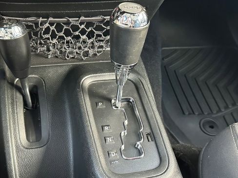 Used 2018 Jeep Wrangler Unlimited Sahara w/ Connectivity Group image 27