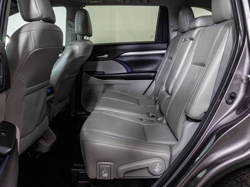 Used 2016 Toyota Highlander XLE AWD/4WD image 39