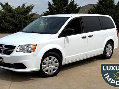 Used 2019 Dodge Grand Caravan SE w/ UConnect Hands-Free Group