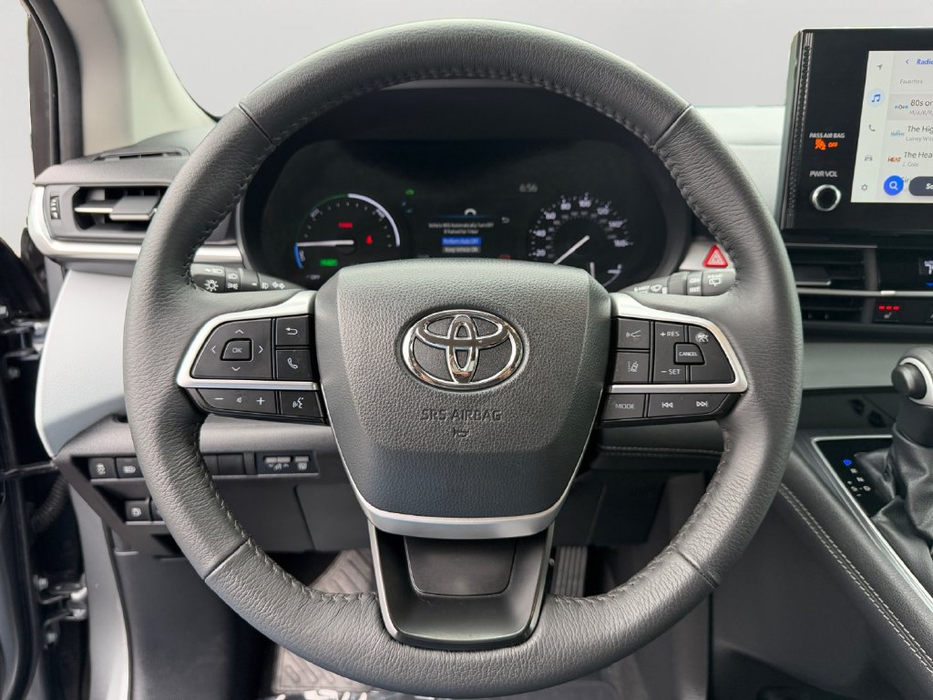 Used 2026 Toyota Sienna XLE FWD image 19
