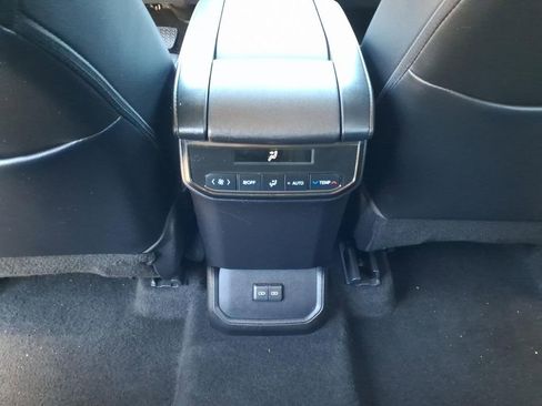 Used 2023 Toyota Highlander XLE image 8