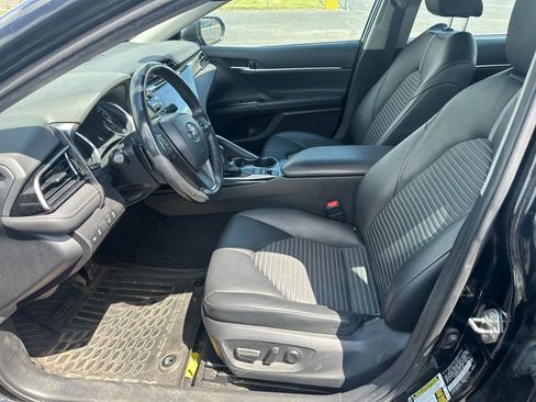 Used 2019 Toyota Camry SE w/ Sunroof Package FWD image 5