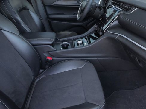 Used 2024 Jeep Grand Cherokee L Altitude AWD/4WD image 13