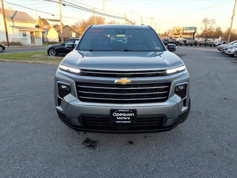Used 2025 Chevrolet Traverse LT image 2