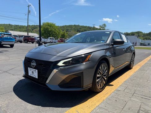 Used 2024 Nissan Altima 2.5 SV FWD image 4