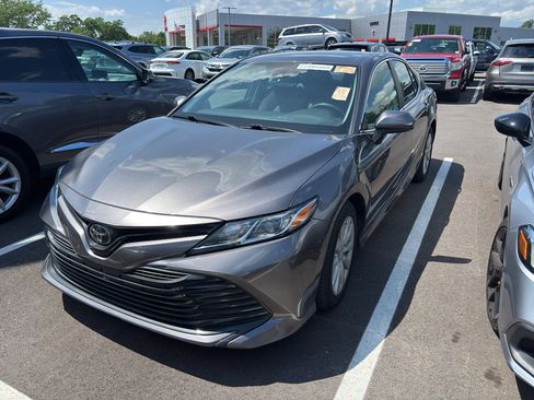 Used 2019 Toyota Camry LE FWD image 2