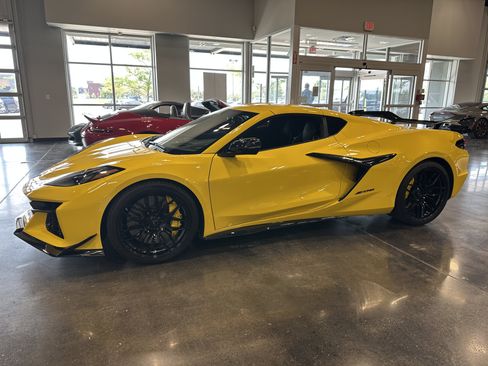 Used 2025 Chevrolet Corvette Z06 w/ Z07 Performance Package RWD image 3