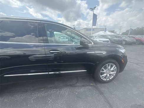 Used 2023 Buick Enclave Essence image 8