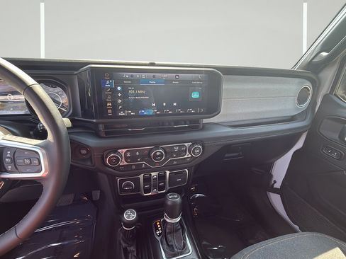 Used 2025 Jeep Wrangler Unlimited Sahara AWD/4WD image 24