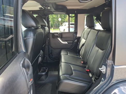 Used 2016 Jeep Wrangler Unlimited Sahara w/ Connectivity Group AWD/4WD image 10