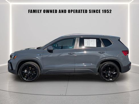 Certified 2023 Volkswagen Taos SE w/ Panoramic Sunroof Package FWD image 3