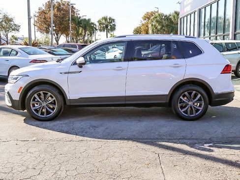 Used 2024 Volkswagen Tiguan SE w/ Panoramic Sunroof Package FWD image 18