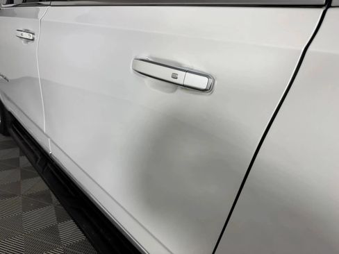 Used 2023 GMC Yukon XL SLT AWD/4WD image 28