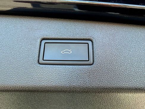 Used 2022 Volkswagen Tiguan SE w/ Panoramic Sunroof Package image 9