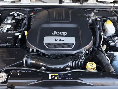 Used 2017 Jeep Wrangler Unlimited Sahara image 9