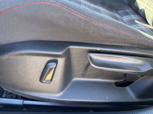 Used 2020 Volkswagen GTI SE image 20