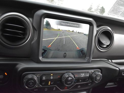 Certified 2022 Jeep Gladiator Willys image 22