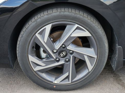 Certified 2025 Hyundai Elantra Limited FWD image 9
