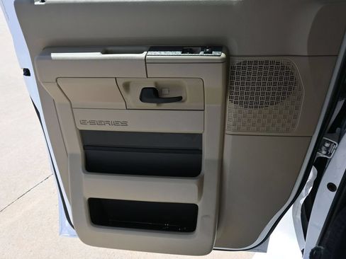 Used 2017 Ford E-450 and Econoline 450 Super Duty w/ Motorhome Prep Package RWD image 3