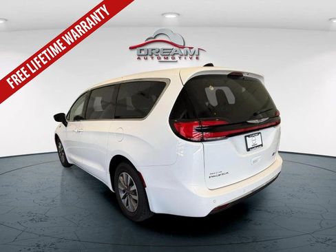 Used 2024 Chrysler Pacifica Limited FWD image 6