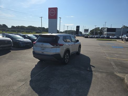 Used 2023 Nissan Rogue SV FWD image 8