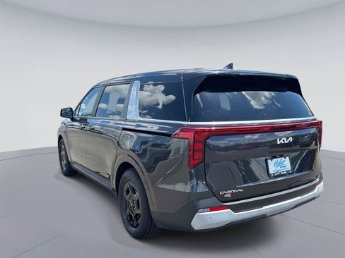 Used 2025 Kia Carnival FWD image 6