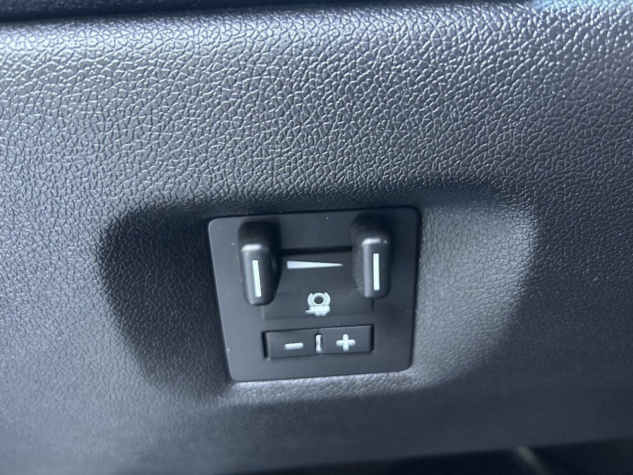 Used 2013 Chevrolet Avalanche LTZ AWD/4WD image 17