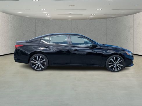 Used 2022 Nissan Altima 2.5 SR image 2