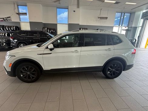 Used 2022 Volkswagen Tiguan SE w/ Panoramic Sunroof Package FWD image 2