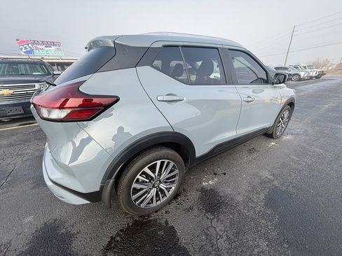 Used 2022 Nissan Kicks SV image 3