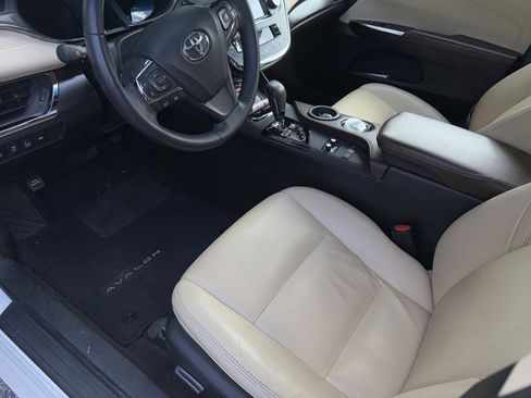 Used 2017 Toyota Avalon XLE image 3