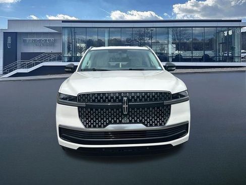 New 2026 Lincoln Navigator L Premier AWD/4WD image 2