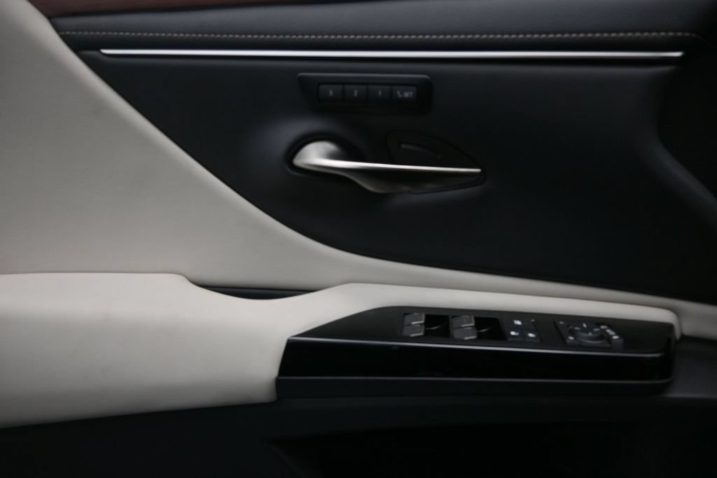 Used 2025 Lexus ES 350 w/ Premium Package FWD image 17