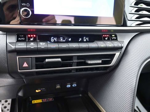 Used 2025 Toyota Camry SE w/ Convenience Package FWD image 9