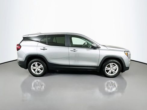 Used 2024 GMC Terrain SLE image 4