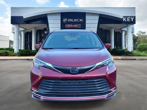 Used 2022 Toyota Sienna XLE image 2
