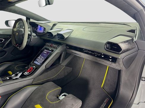 Used 2020 Lamborghini Huracan EVO image 28