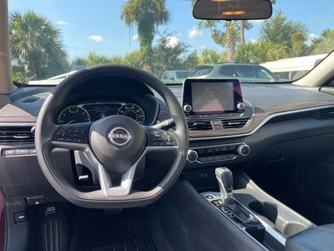 Used 2025 Nissan Altima 2.5 SV FWD image 12