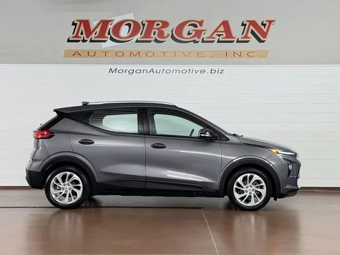 Used 2022 Chevrolet Bolt EUV LT w/ Comfort Package FWD image 2