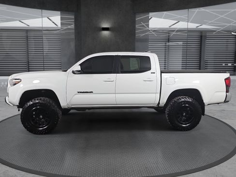 Used 2021 Toyota Tacoma SR5 AWD/4WD image 8