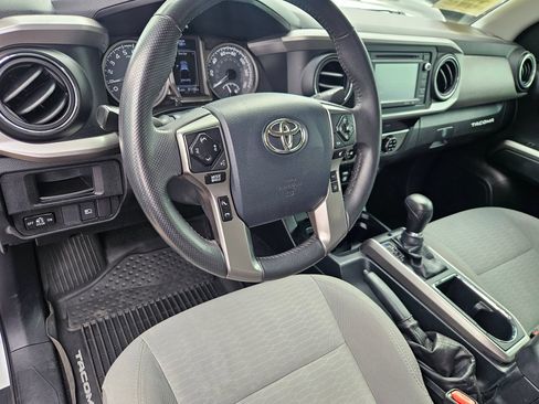 Used 2018 Toyota Tacoma SR5 AWD/4WD image 12
