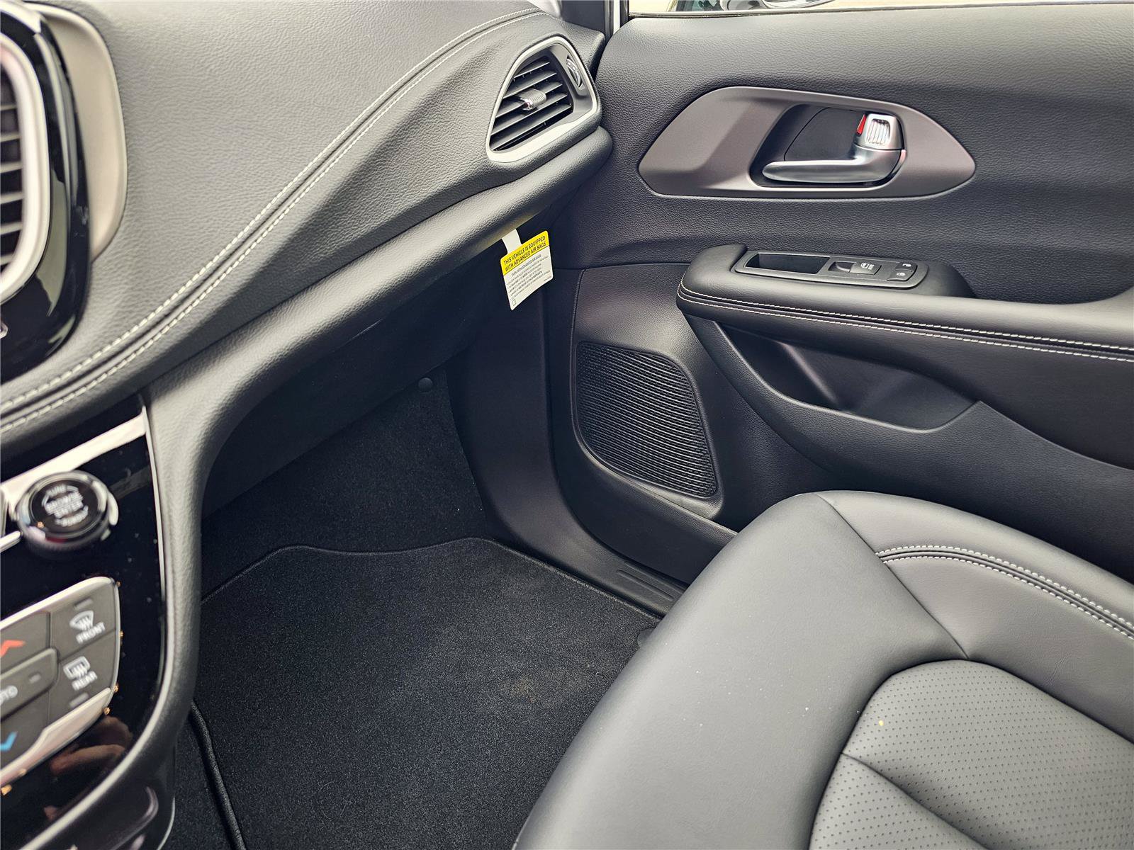New 2027 Chrysler Pacifica Select FWD image 26