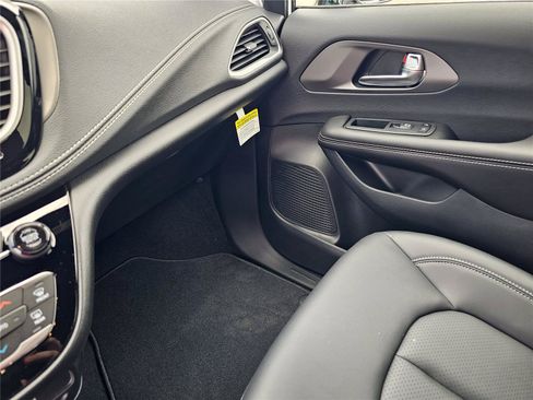 New 2027 Chrysler Pacifica Select FWD image 26