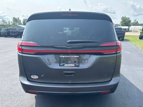 Used 2022 Chrysler Pacifica Touring-L w/ Uconnect Theater Family Group AWD/4WD image 4