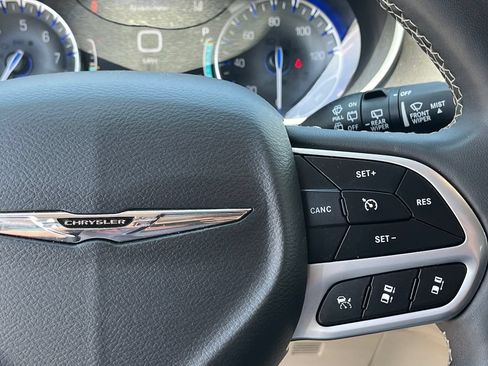 Used 2024 Chrysler Pacifica Touring-L FWD image 20