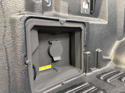 Used 2022 Ford F150 Lariat w/ Equipment Group 502A High image 10