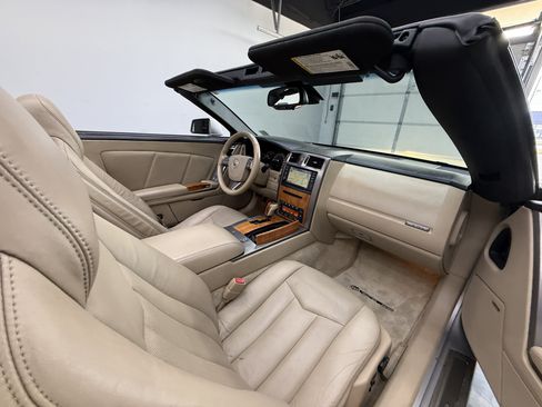 Used 2008 Cadillac XLR RWD image 20