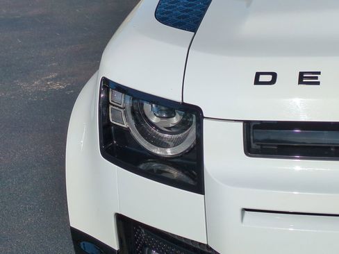 Used 2023 Land Rover Defender 110 X-Dynamic SE image 9