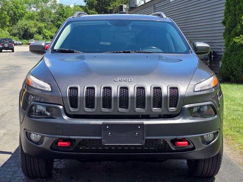 Used 2018 Jeep Cherokee Trailhawk w/ Cold Weather Group AWD/4WD image 9