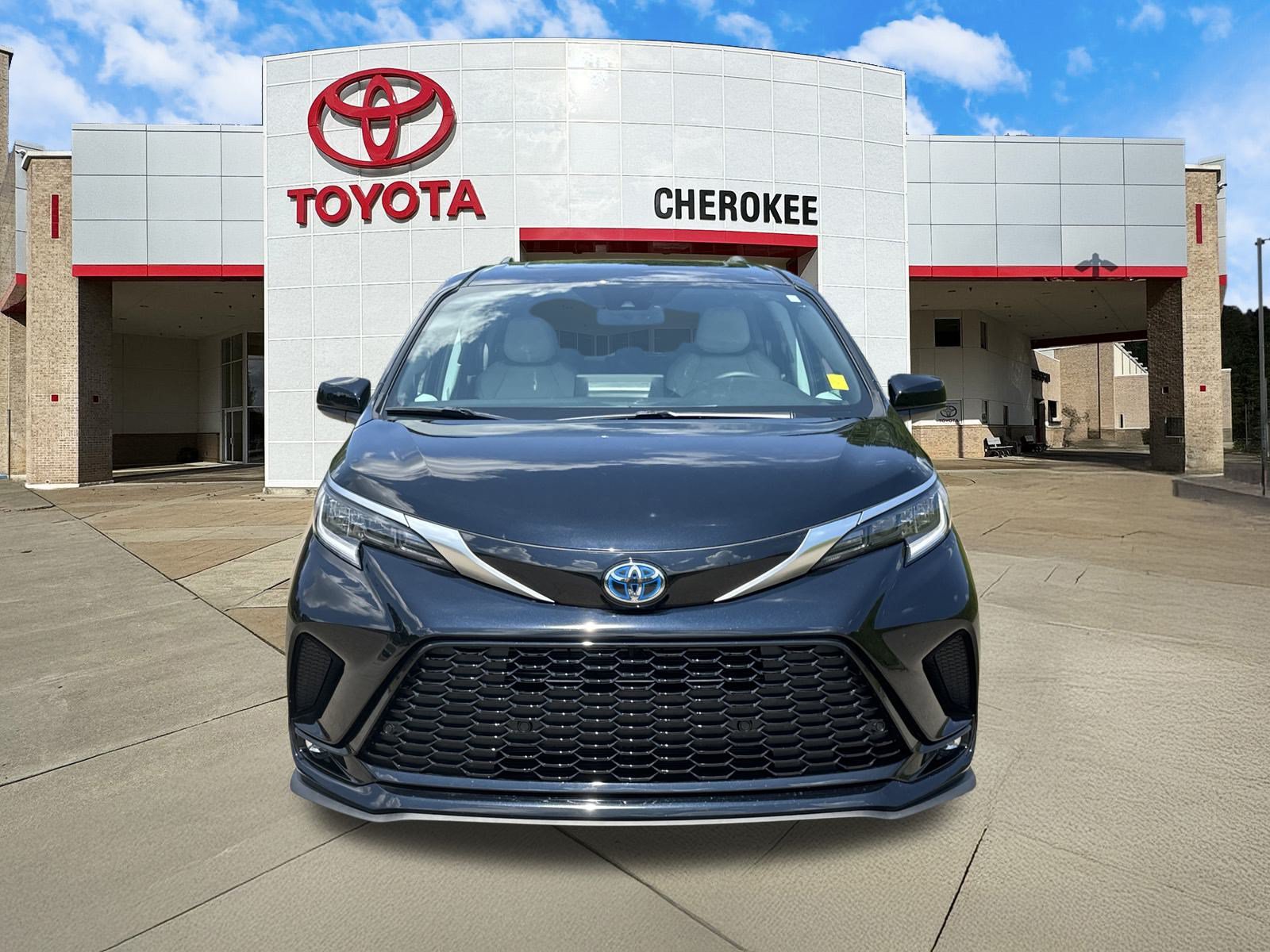 Used 2024 Toyota Sienna XSE w/ XSE Plus Package FWD image 8